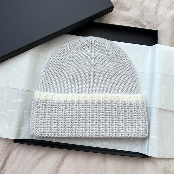 Auth BN Chanel Light Gray White CC Logo Wool Knit Beanie - Picture 2 of 6